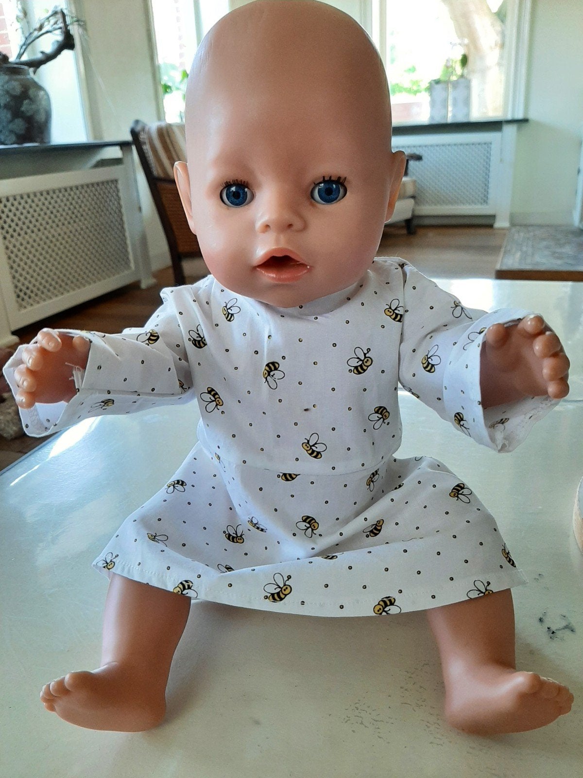 Leuke bijen jurk baby born pop 43cm, Ophalen of Verzenden, Nieuw, Babypop