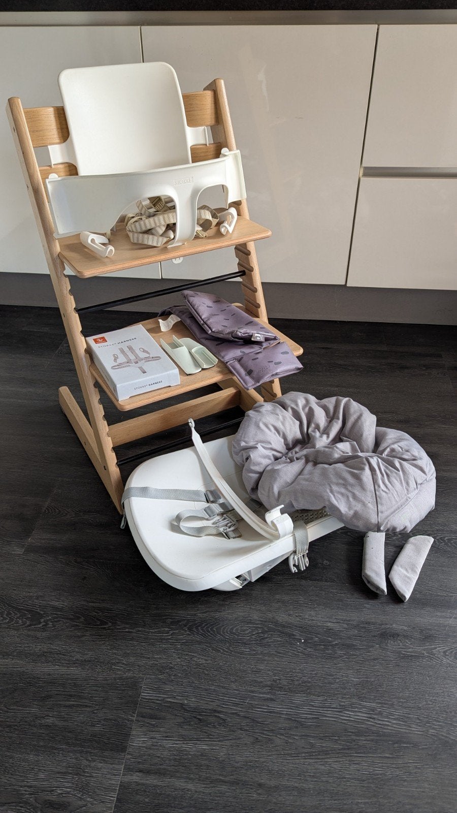 Stokke Tripp Trapp kinderstoel met diverse accessoires, Ophalen, Zo goed als nieuw, Meegroeistoel, Gordel(s)