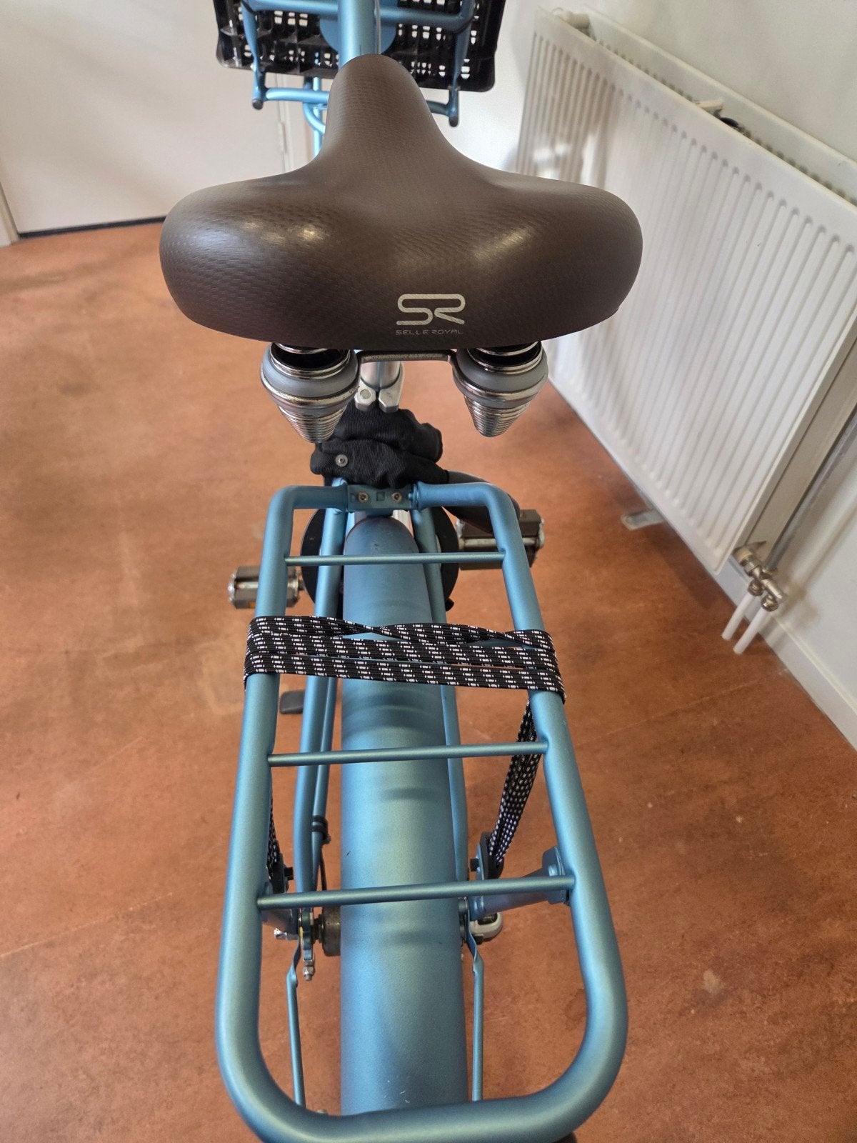 Foto 3 van Cortina Damesfiets Metallic Blauw–Nette Stadsfiets met Krat