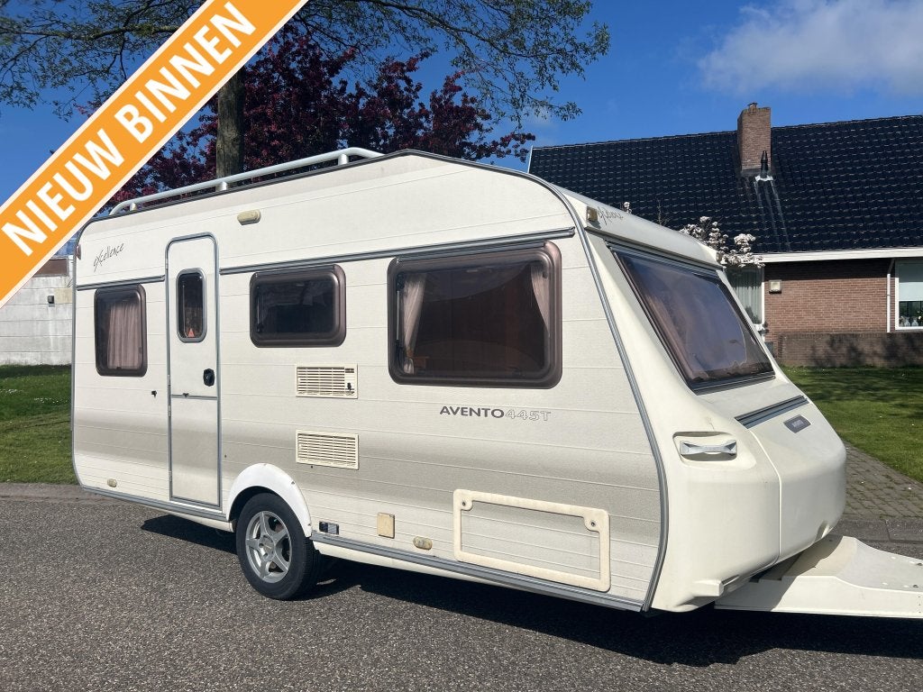 Avento Excellence 445 VAST BED, VLOERVERWARMING, Caravans en Kamperen, Caravans, Bedrijf, tot en met 4, 1000 - 1250 kg, Standaardzit