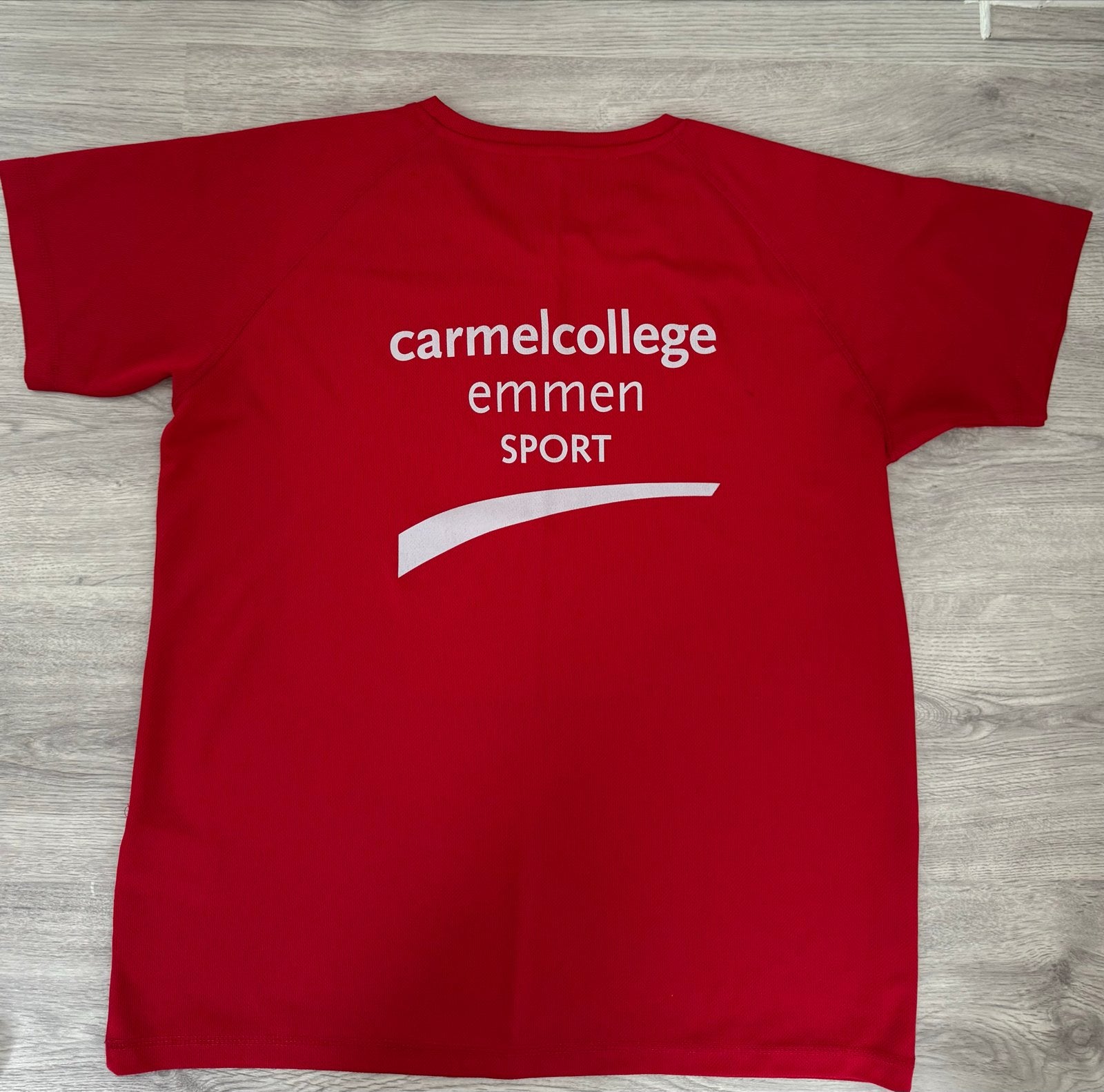 Carmelcollege Emmen Sport T-shirt - Maat M, Ophalen of Verzenden, Zo goed als nieuw, Rood, Voetbal
