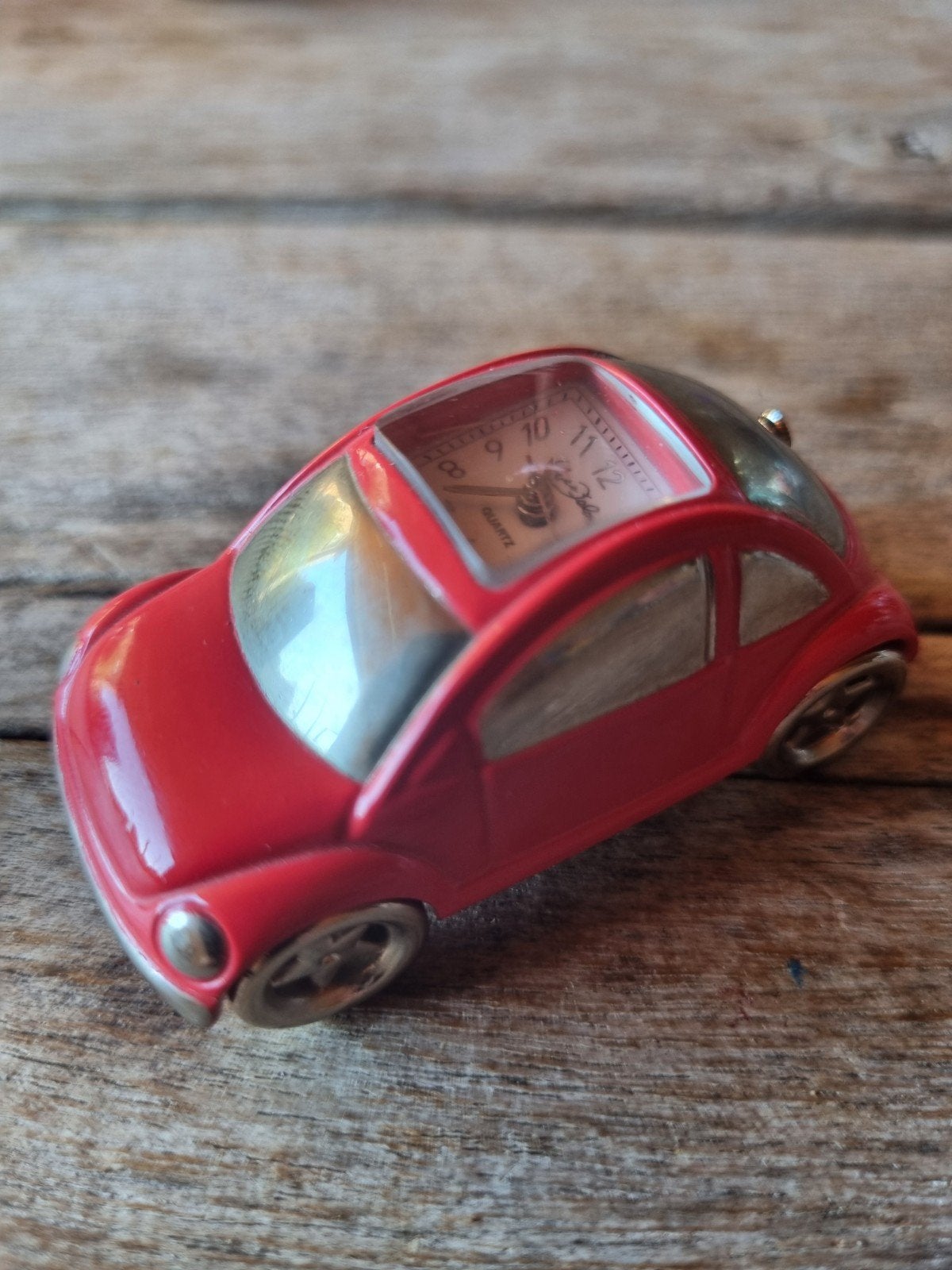 Leuke rode Volkswagen Kever miniatuur met klokje, Ophalen of Verzenden, Huis en Inrichting