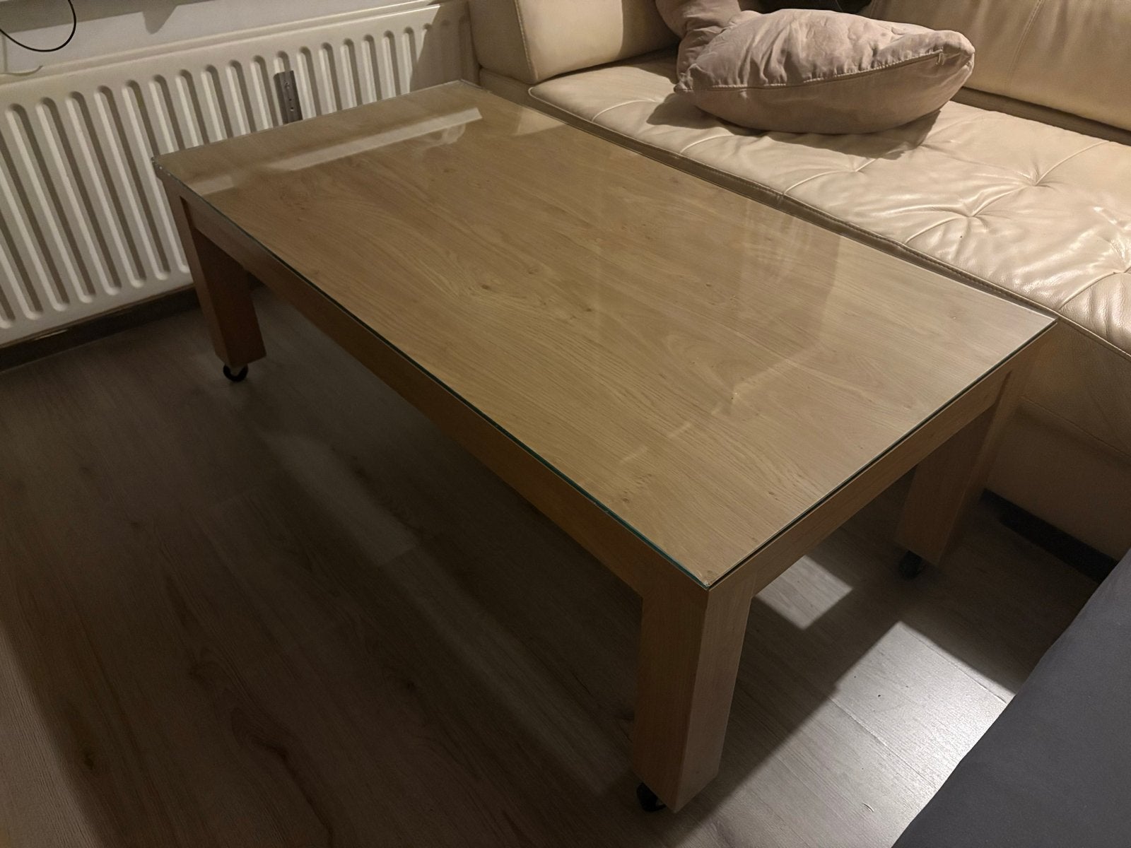 Salontafel 135x70 met glasplaat en kleine hoekschade, Huis en Inrichting, Ophalen, Gebruikt, 100 tot 150 cm, 50 tot 100 cm
