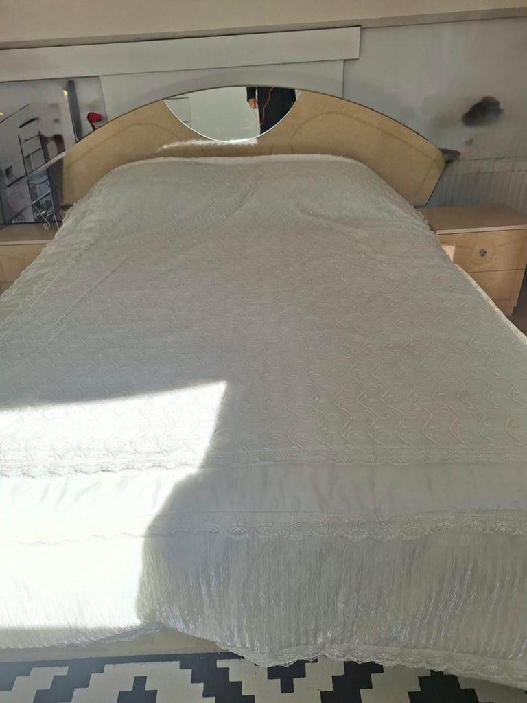 Complete slaapkamer set - Bed, nachtkastjes en kledingkast, Ophalen, Gebruikt, Beige, Tweepersoons