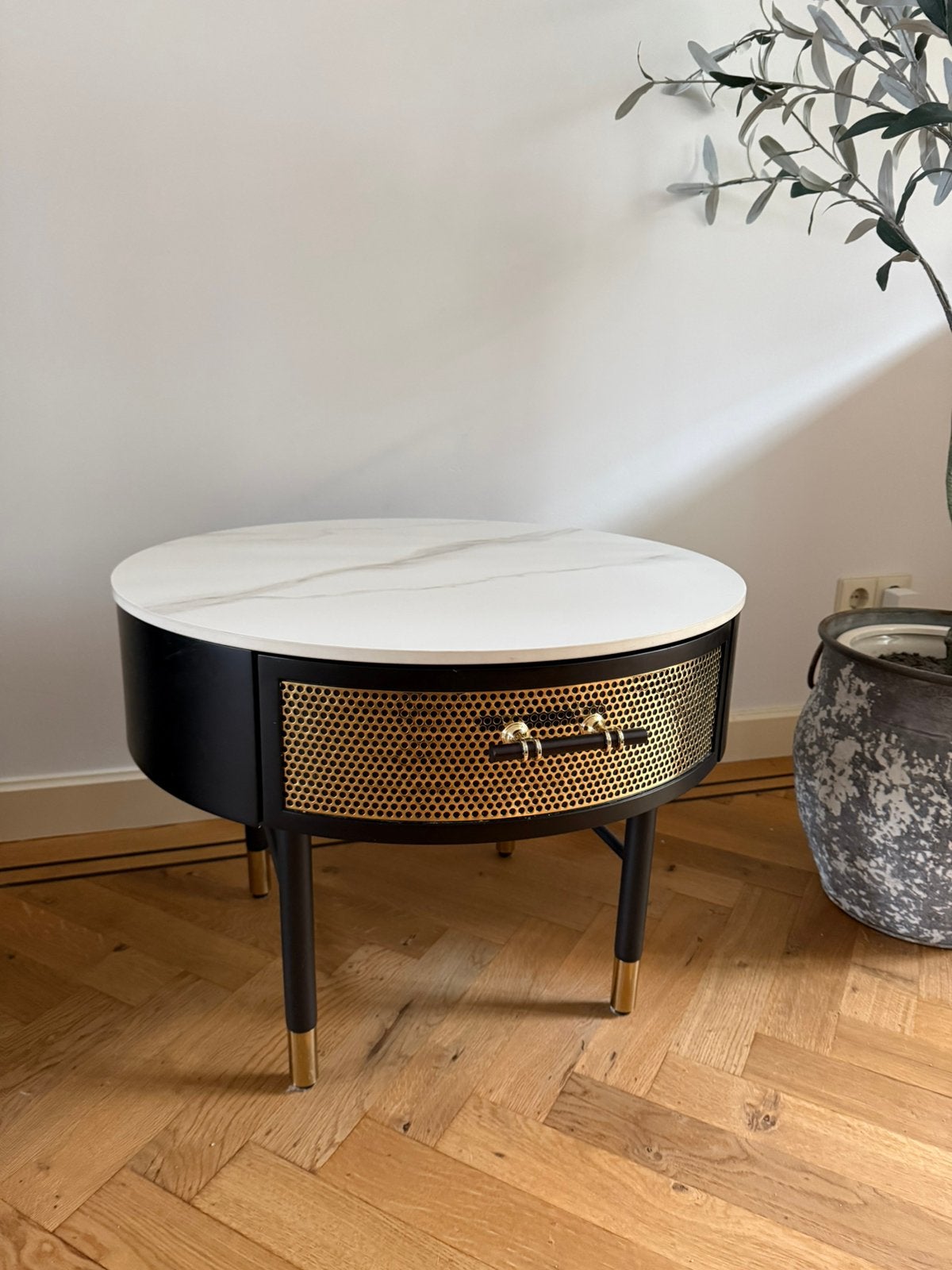 Ronde salontafel met marmerlook en gouden accenten, Huis en Inrichting, Slaapkamer | Nachtkastjes, Ophalen, Zo goed als nieuw