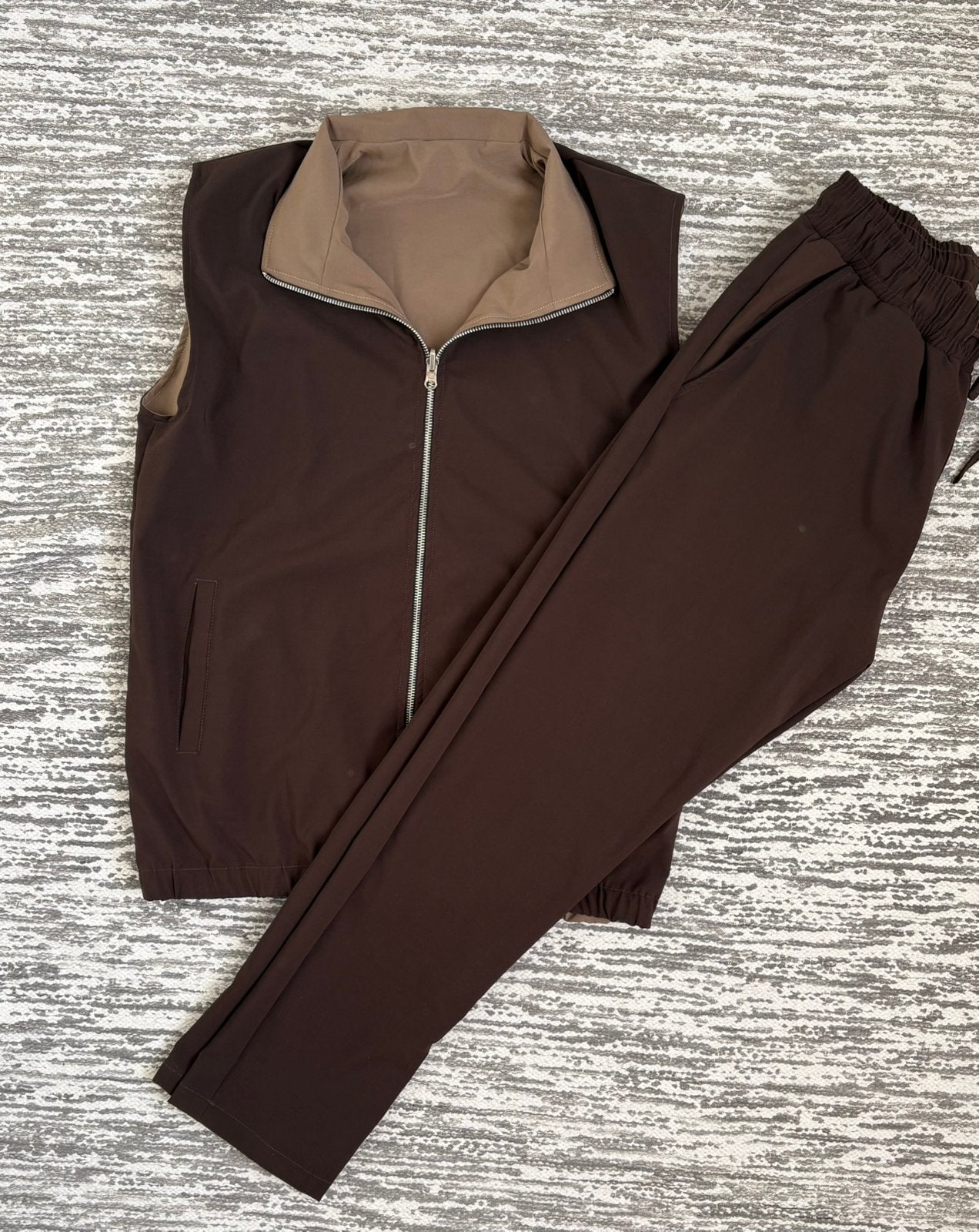 Herenset gilet + broek, bruin/beige omkeerbaar nieuw maat M, Maat 38/40 (M), Bruin, Ophalen of Verzenden, Fitness of Aerobics