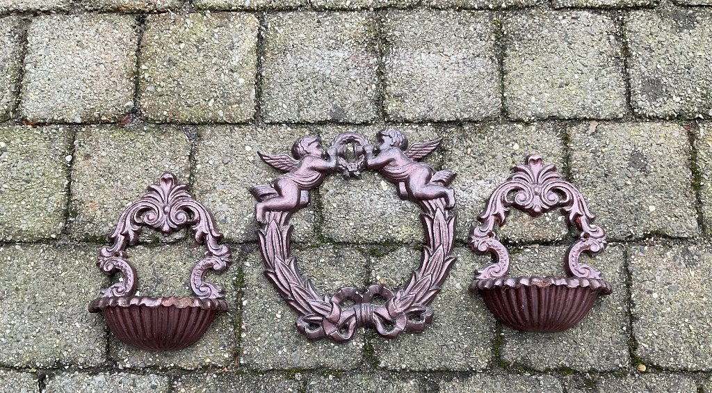 2 wijwaterbakje en Engeltjes ornamenten muur tuin, Metaal, Ophalen of Verzenden, Zo goed als nieuw, Bruin