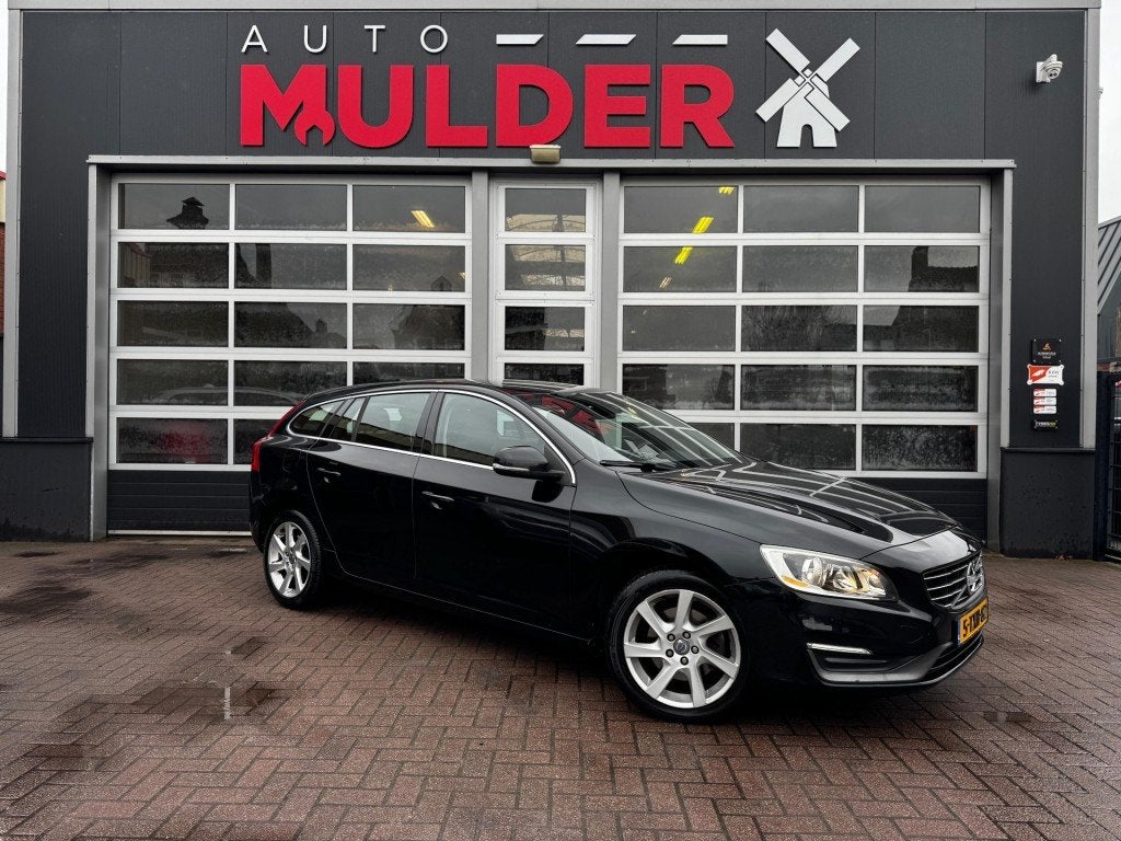 Volvo V60  T3 MOMENTUM AUTOMAAT / NAVI / CRUISE / CV / LM /, Auto's, Gebruikt, 4 cilinders, 150 pk, Zwart