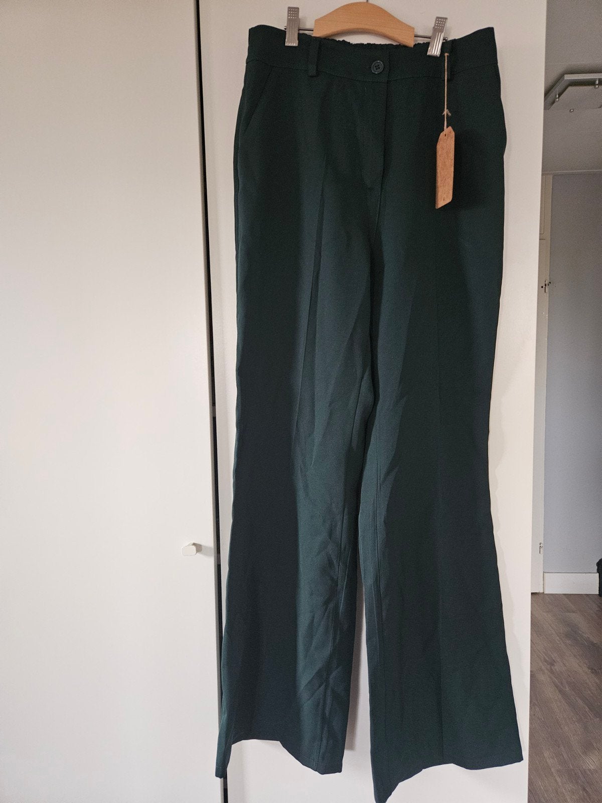 Flaired donkergroene broek mt M, Maat 38/40 (M), Nieuw, Ophalen of Verzenden, Lang