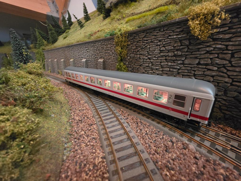Roco DB 2e klasse wagon inclusief verlichting.  Lezen@, Hobby en Vrije tijd, Modeltreinen | H0, Gelijkstroom, Wagon, Ophalen of Verzenden