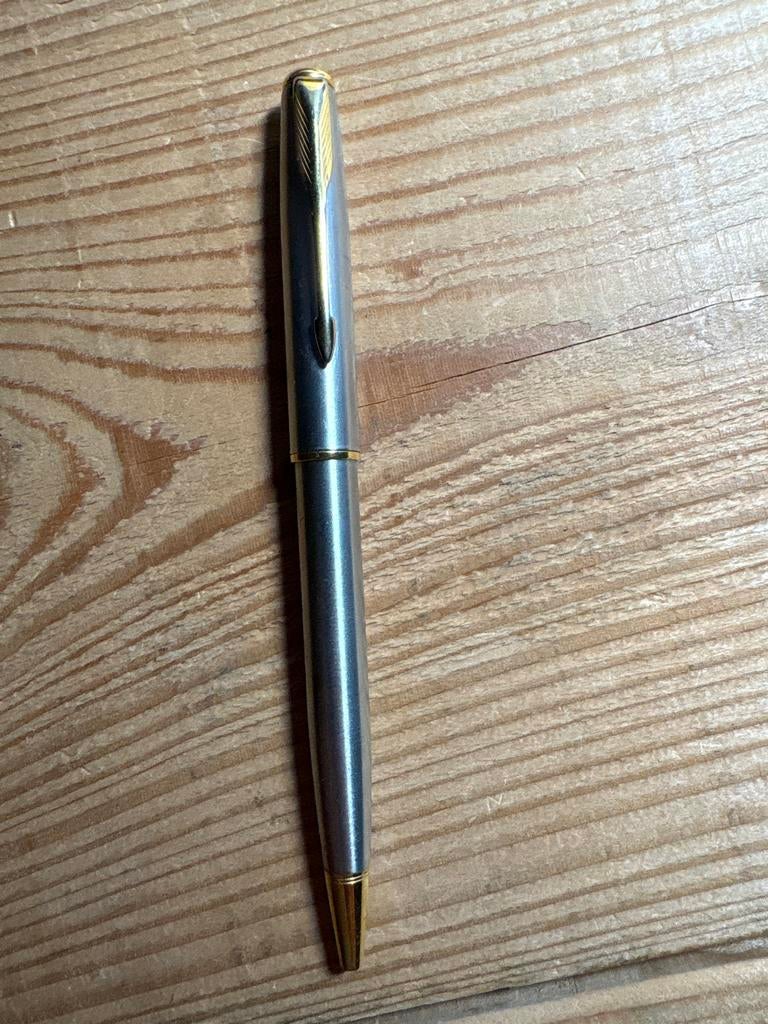 Parker Sonnet Vulpen - Geborsteld Staal met Gouden Details, Verzamelen, Pennenverzamelingen, Ophalen of Verzenden, Zo goed als nieuw