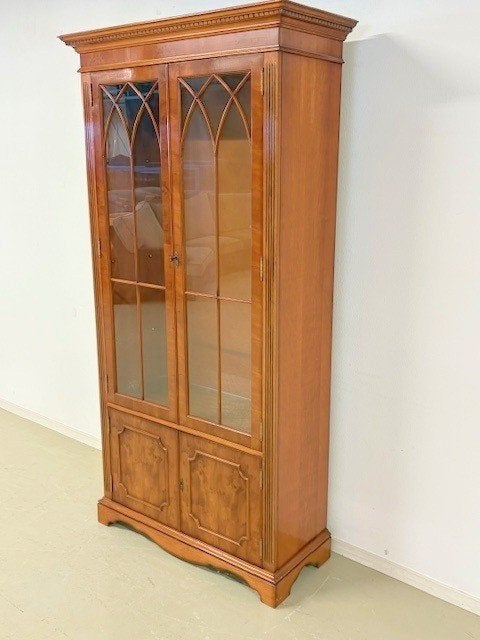 Display Cabinet / Vitrinekast in taxus, Ophalen, Glas, 50 tot 100 cm, 25 tot 50 cm