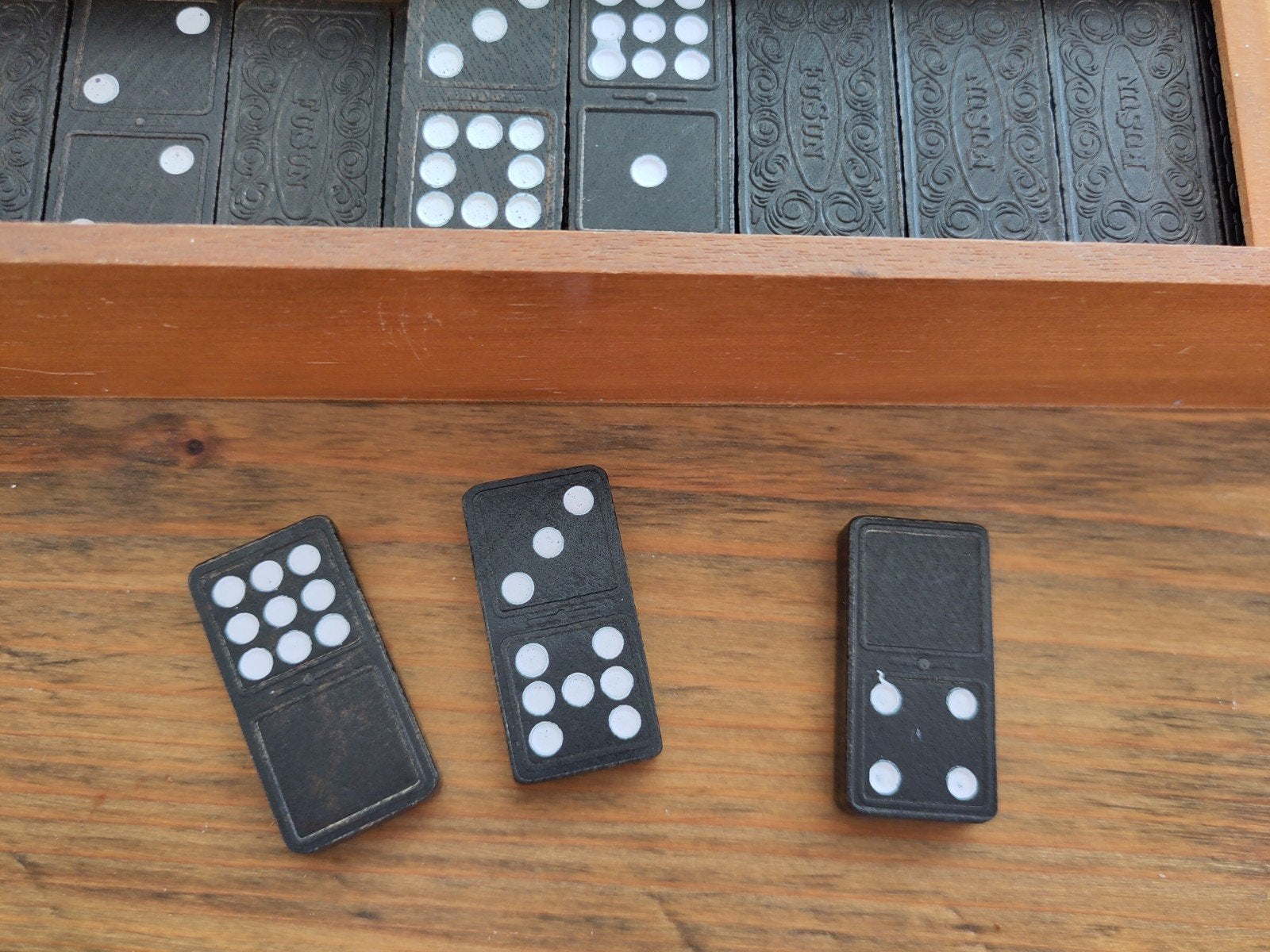 Vintage cederhouten domino spel, Een of twee spelers, Ophalen of Verzenden, Gebruikt