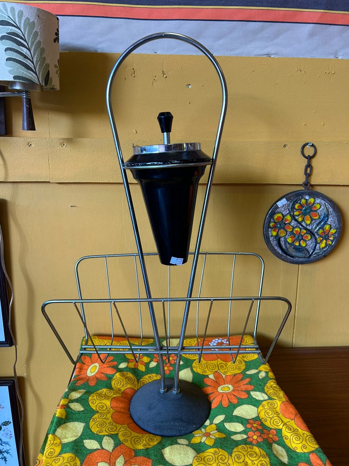 Vintage jaren 60 zwarte staande asbak met lectuurmand, ?, Zo goed als nieuw, Asbak, ?