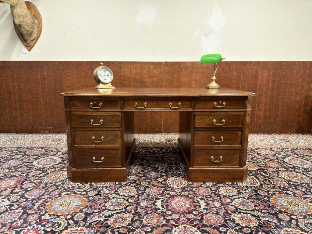 Foto 3 van Klassiek Engels Bureau met Bureaustoel