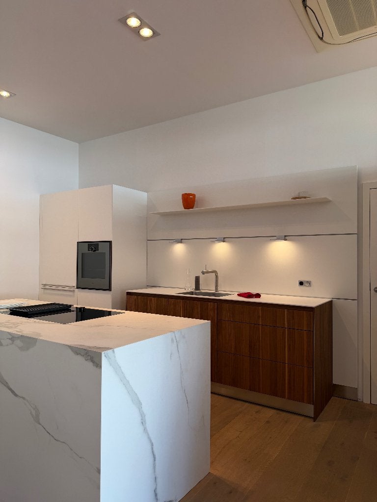bulthaup b3 toonzaalkeuken met monoblok keramiek-eiland, Huis en Inrichting, Keuken | Complete keukens, Ophalen, Overige typen