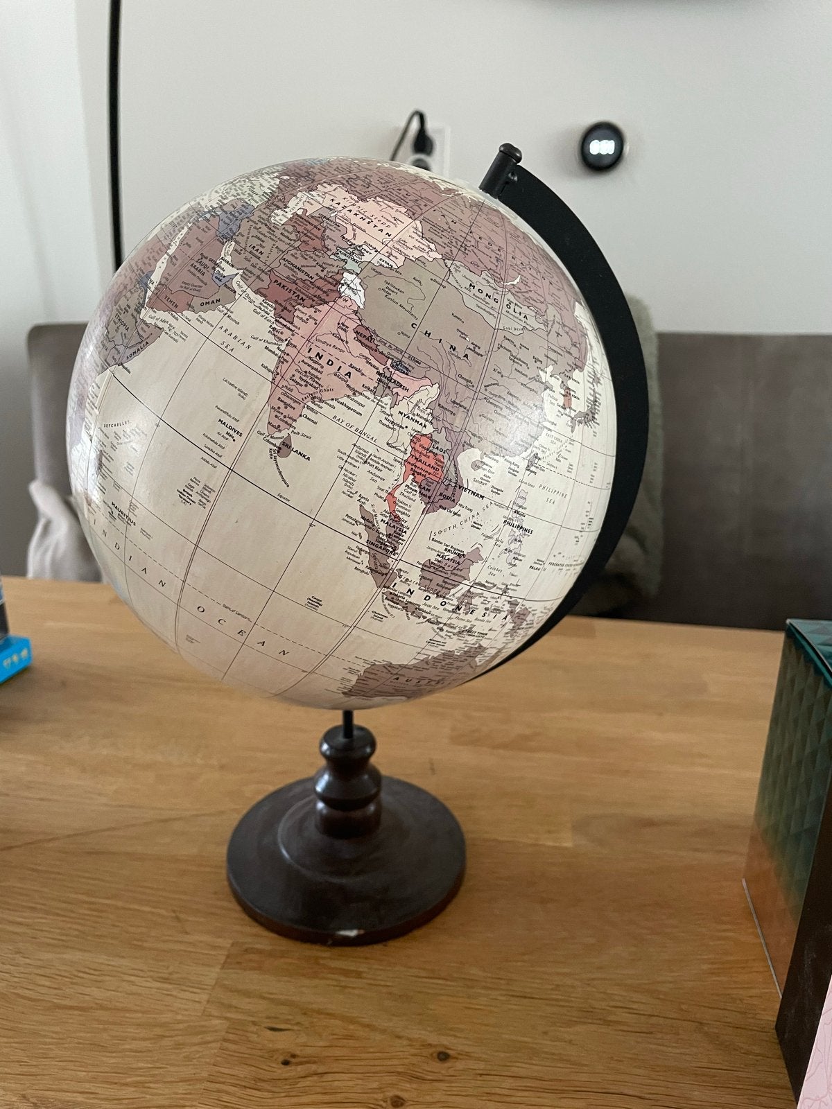 Mooie decoratieve wereldbol met houten voet, Ophalen, Gebruikt, Draaibaar, Staatkundige wereldbol