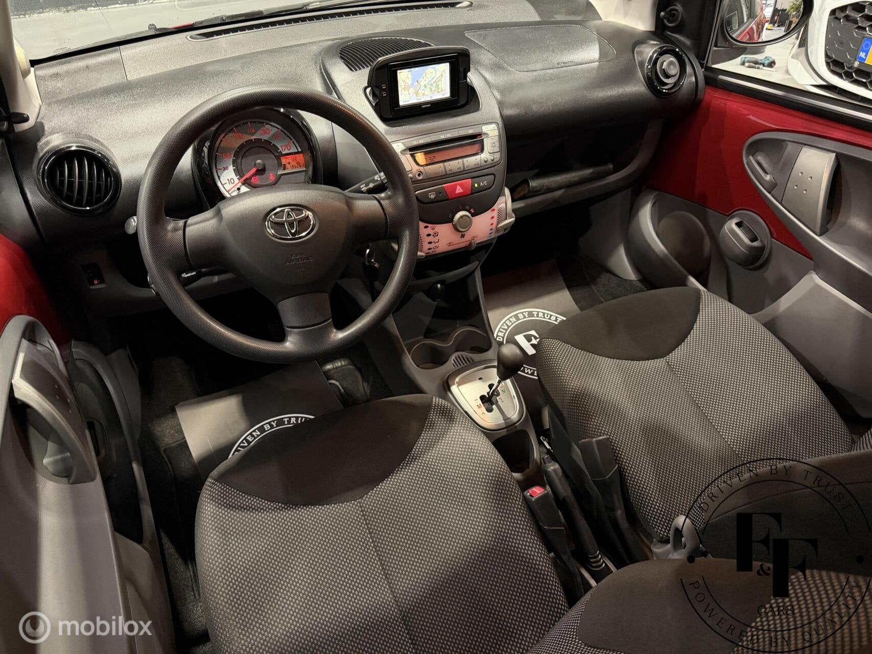 Toyota Aygo 1.0-12v Aspiration Red Navigator|Automaat|NAP|Na, Euro 5, Stof, Gebruikt, Zwart