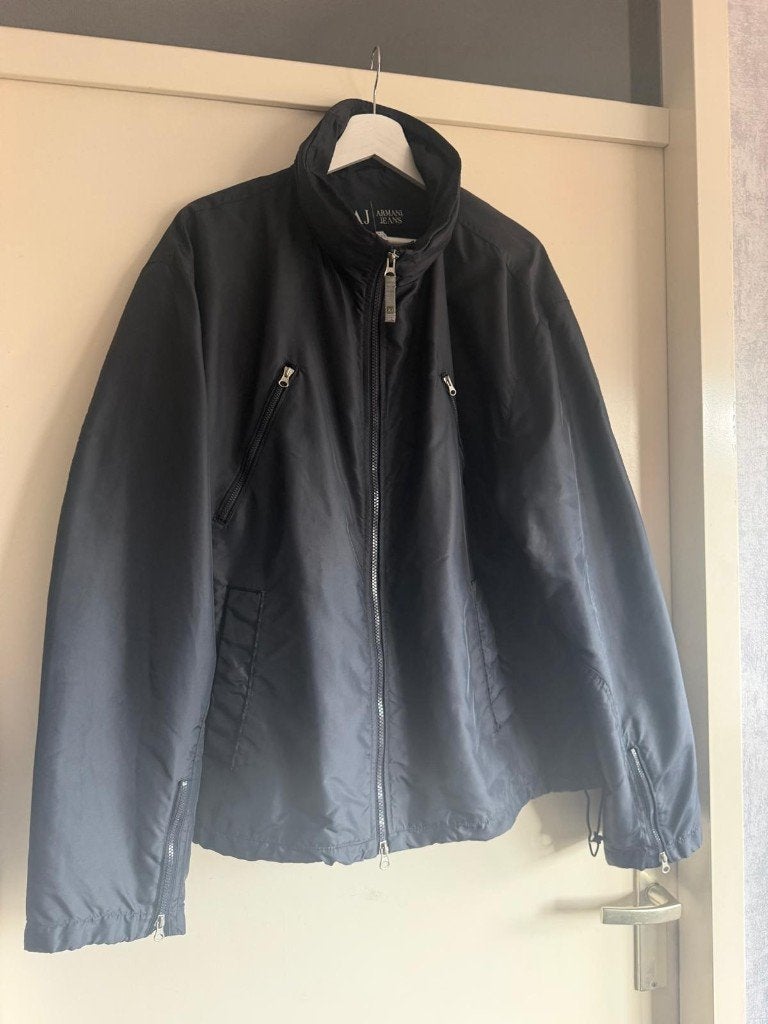Armani Jeans Vintage Windbreaker Zomerjas Zwart ALS NIEUW XL, Maat 52/54 (L), Armani, Zwart, Ophalen of Verzenden