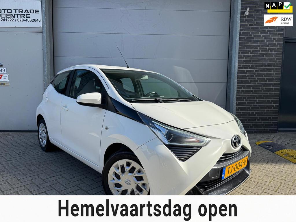 Toyota Aygo 1.0 VVT-i x-play [Facelift | Carplay | Camera |, Voorwielaandrijving, Stof, Gebruikt, 4 stoelen