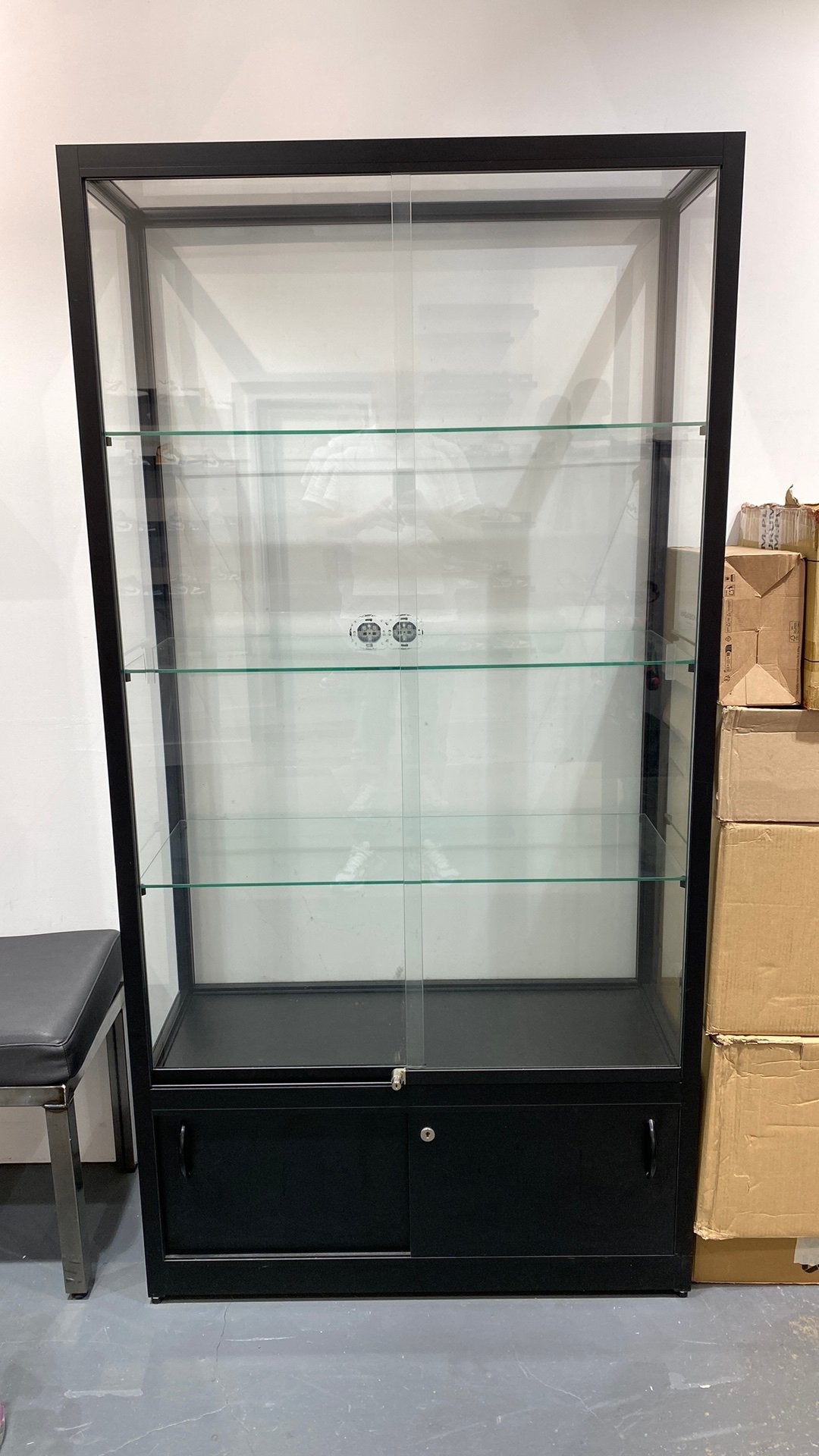 Luxe vitrinekast, Ophalen, Met deur(en), 50 tot 100 cm, Zo goed als nieuw