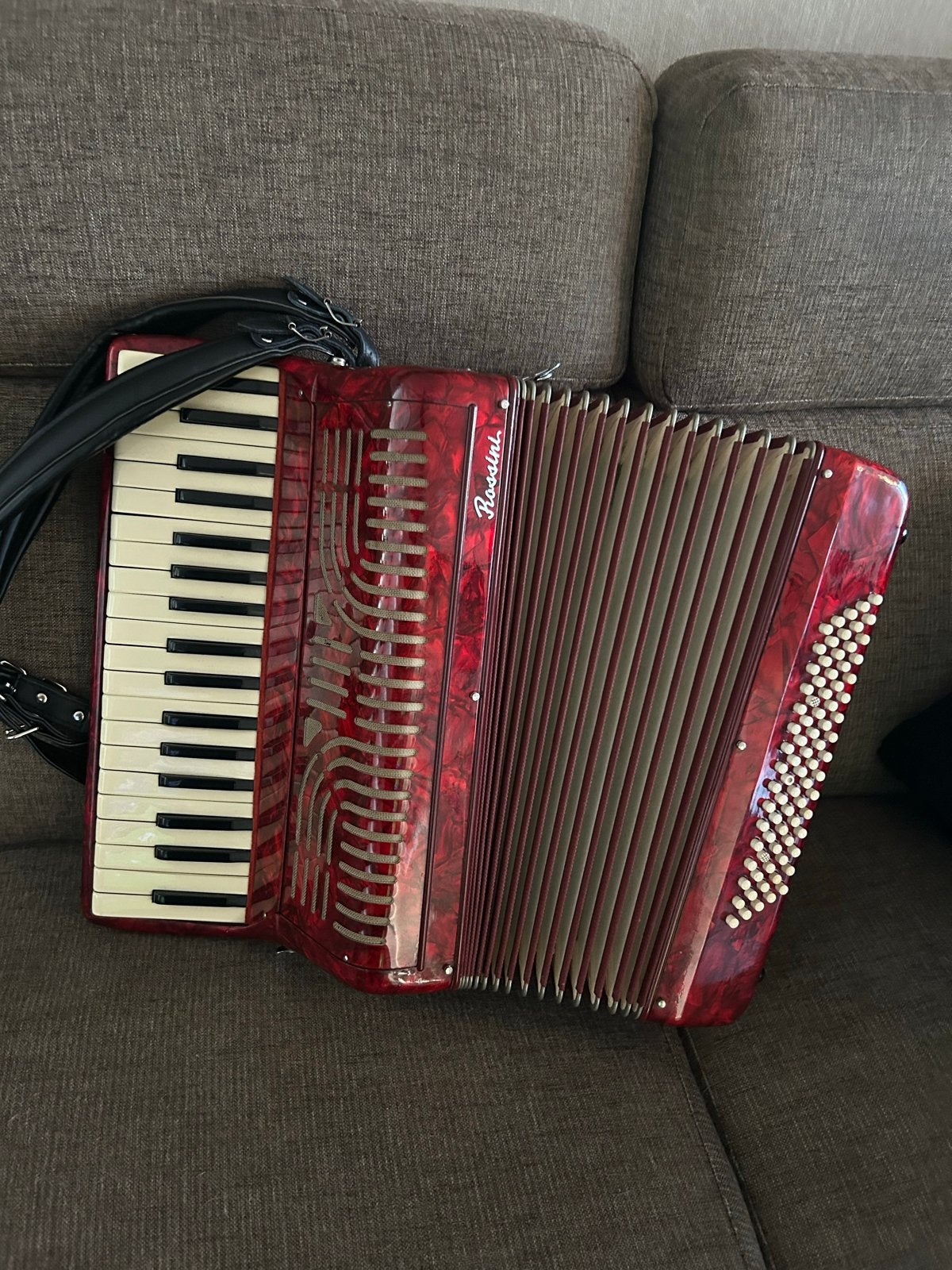 Rossini Accordeon met Bluetooth Speakers - Rood, Muziek en Instrumenten, Accordeons, Gebruikt, Met riemen, Overige formaten, Toetsaccordeon