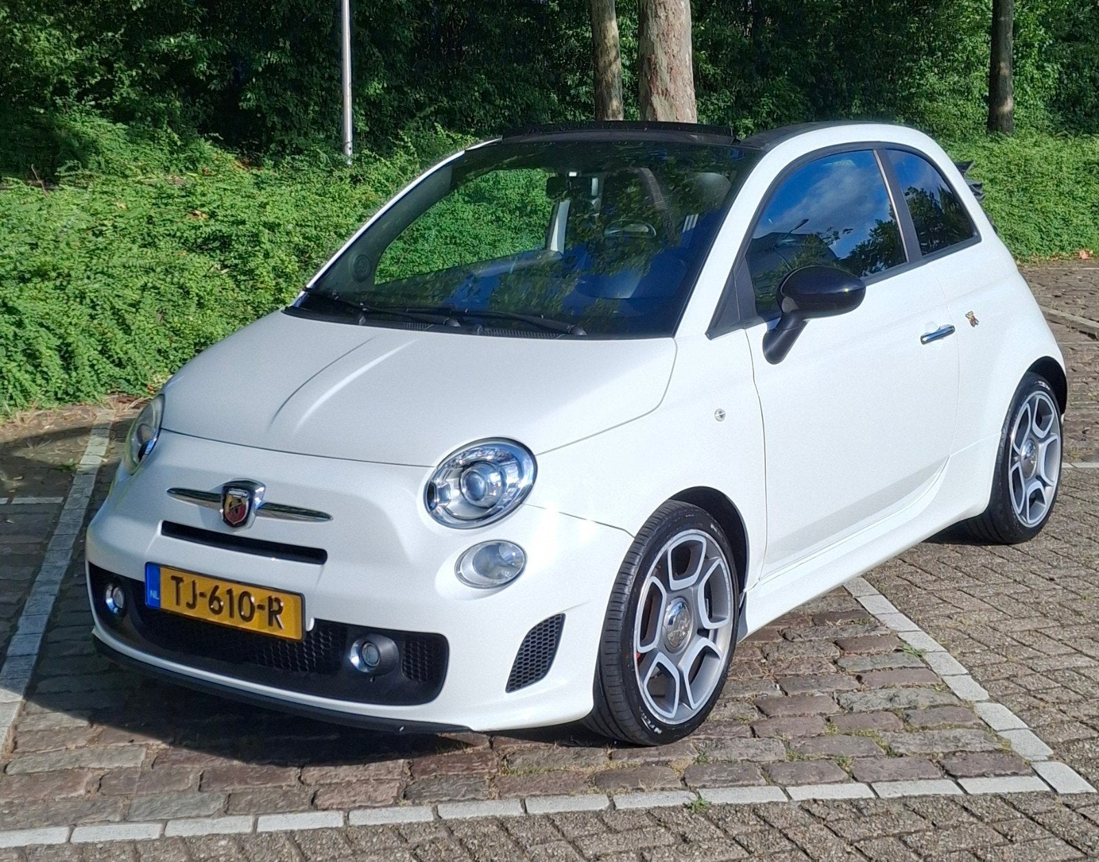 Fiat 500 1.4 T-jet Abarth Cabrio 103KW AUT 2011 Wit, 40 €/maand, Zwart, 4 cilinders, Parkeersensor