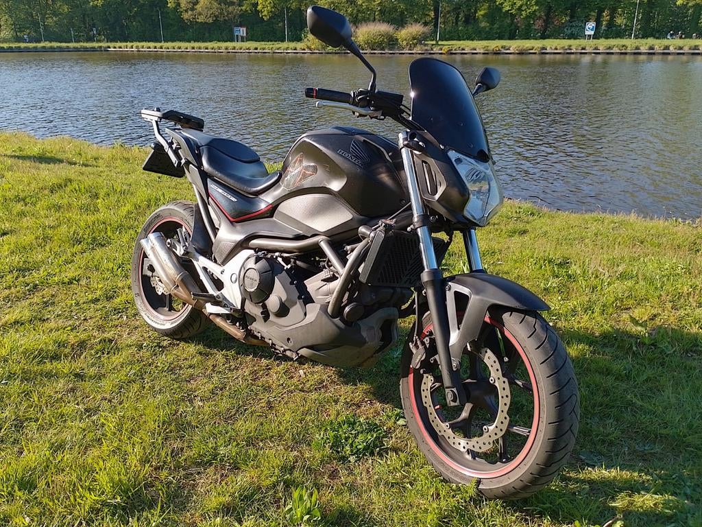 Mooie Sportieve Honda NC700 Sport Naked Bike.