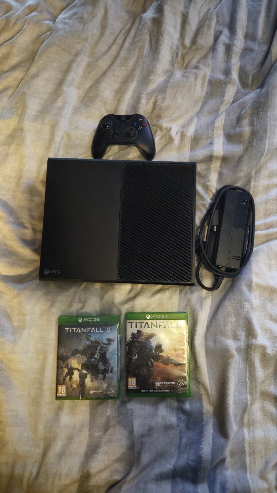 XBOX One met controller, kabel en 2 spellen, Xbox One, Ophalen of Verzenden, Zo goed als nieuw, Met 1 controller