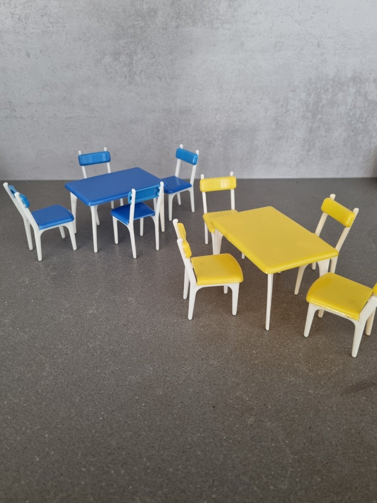 Vintage poppenhuis meubels: stoelen en tafels, Gebruikt, Jongen of Meisje, Onbekend, Ophalen of Verzenden