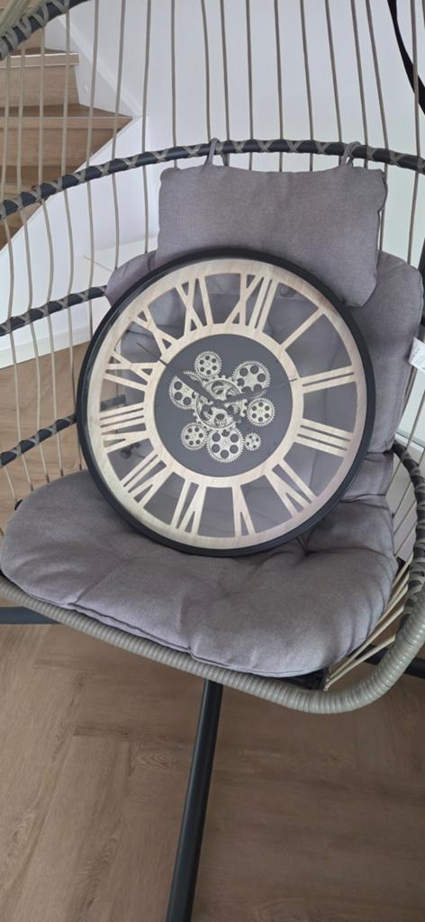 Grote wandklok met Romeinse cijfers en draaiend uurwerk, Ophalen, Gebruikt, Analoog, Wandklok