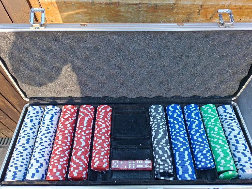Pokerfiches in koffer, 5 verschillende kleuren, Hobby en Vrije tijd, Vijf spelers of meer, Ophalen, Gebruikt