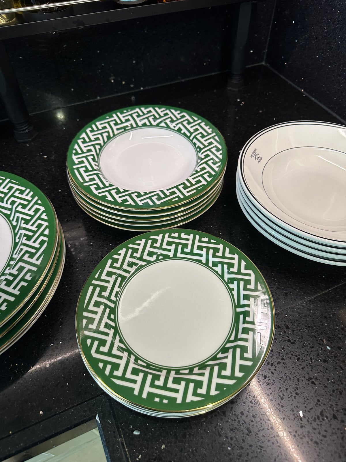 Groene en witte borden set met gouden rand, Gebruikt, Keramiek, Ophalen of Verzenden, Modern