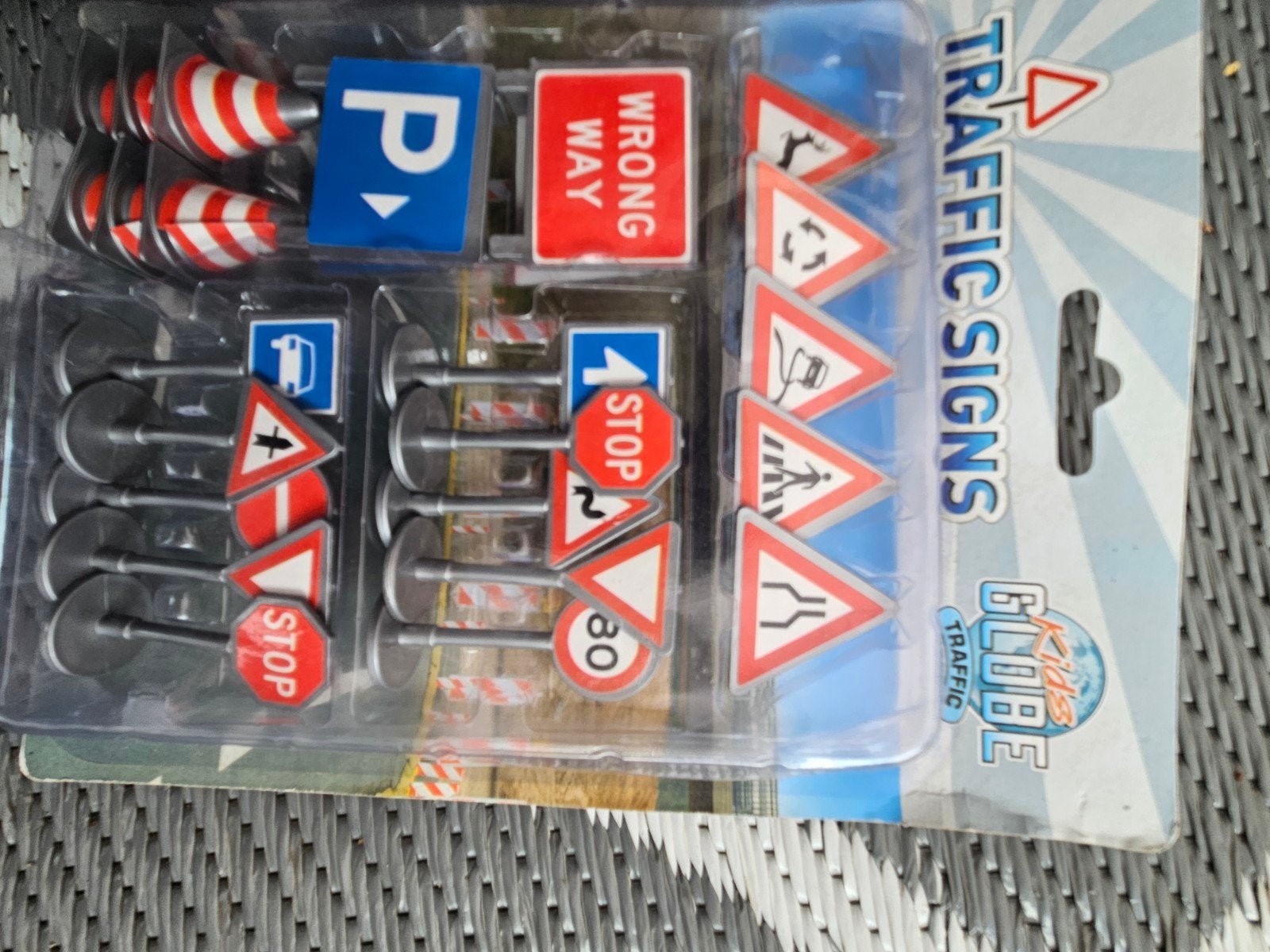 Houten treinbaan met verkeersborden en tankstation, Ophalen of Verzenden, Nieuw, Jongen of Meisje