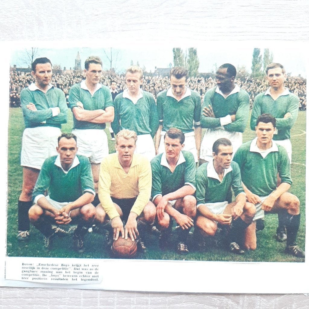 Mini poster Enschedese boys 1962, links staande Abe Lenstra, Verzenden, Gebruikt, Overige binnenlandse clubs, Poster, Plaatje of Sticker
