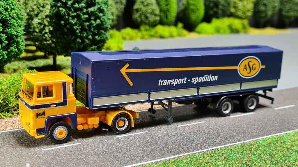 009 Herpa KA ASG Scania LB141 huifoplegger, Hobby en Vrije tijd, Modelauto's | 1:50, Ophalen of Verzenden, Nieuw, Bus of Vrachtwagen