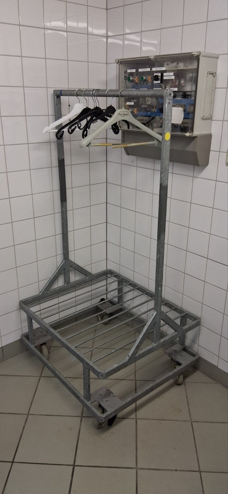Gegalvaniseerd kledingrek op wielen, Ophalen, Met wielen, Gebruikt