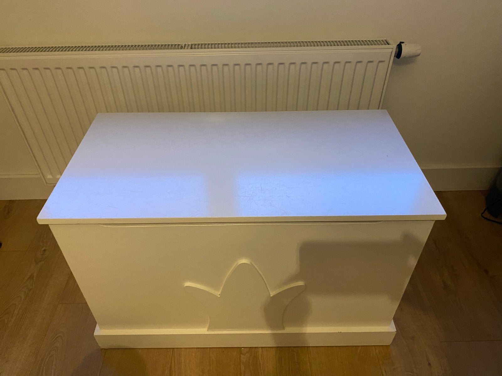 Witte speelgoedkist met kroonmotief hout, Ophalen, 50 – 75, Gebruikt, 100 tot 150 cm
