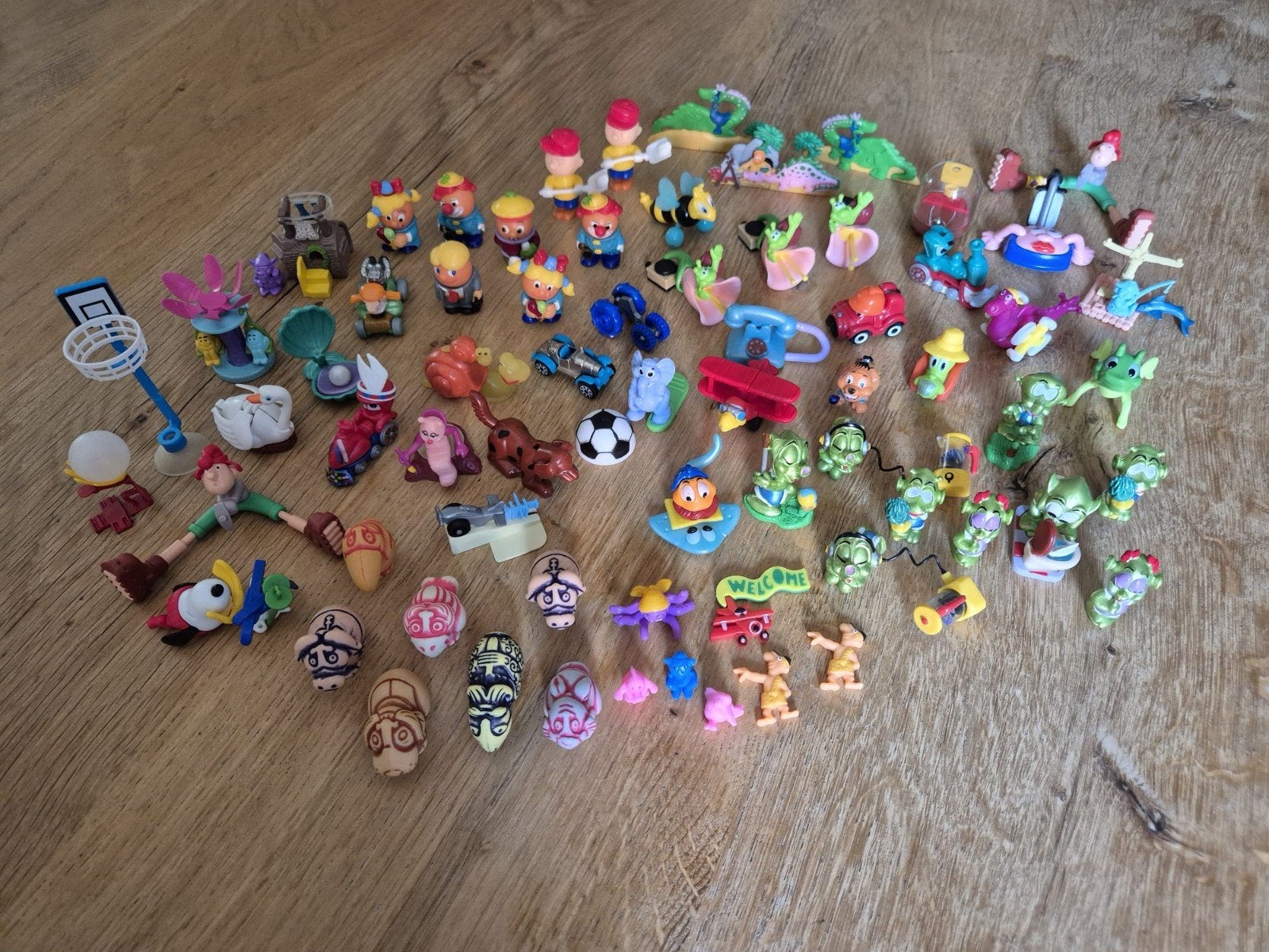Grote verzameling Kinder Surprise + andere kleine figuurtjes, Ophalen of Verzenden, Zo goed als nieuw