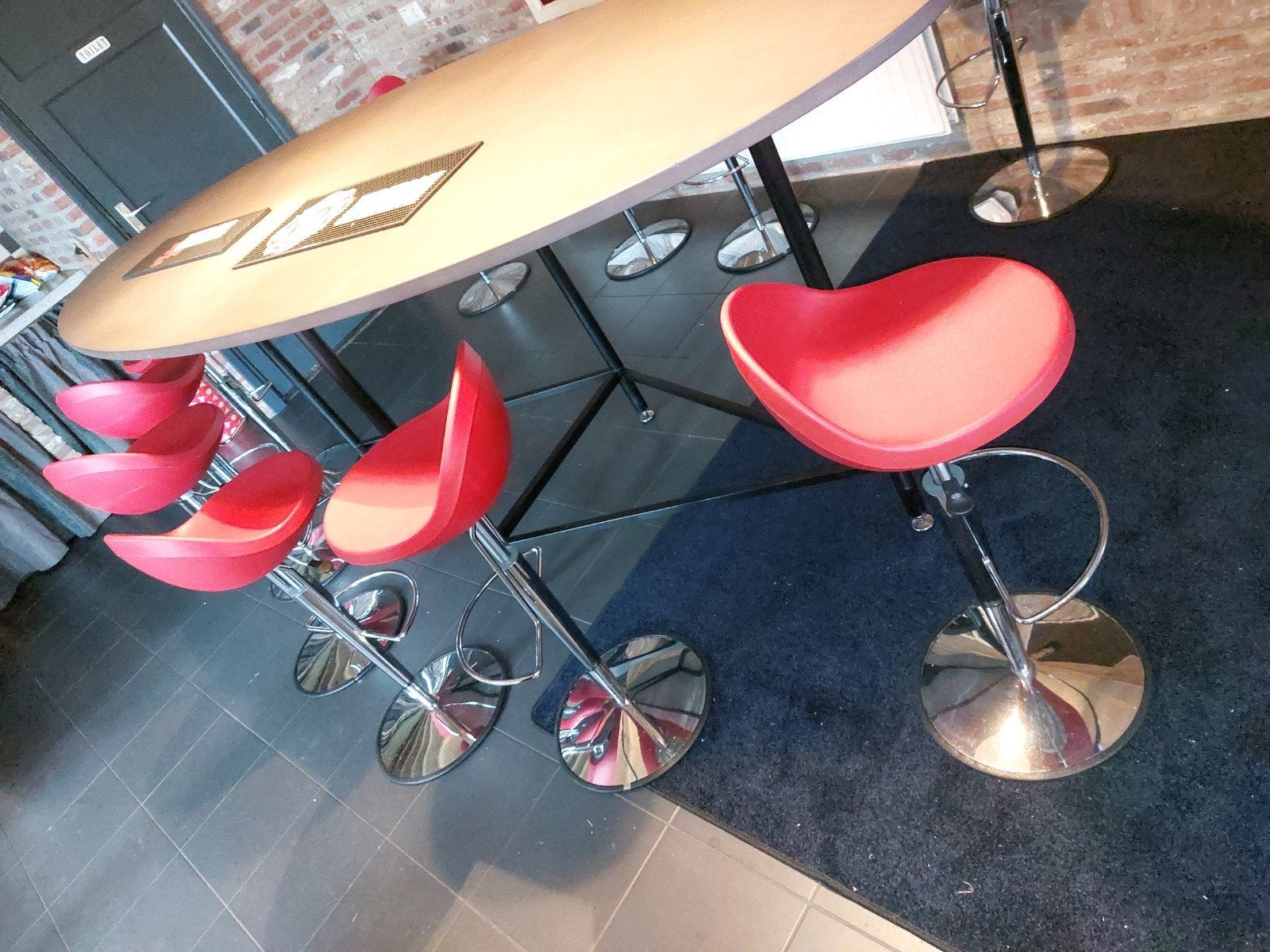 Mooie grote eet/hangtafel, 110cm hoog,120cm br, 275 cm lang., 1 kruk, Ophalen of Verzenden, Zo goed als nieuw