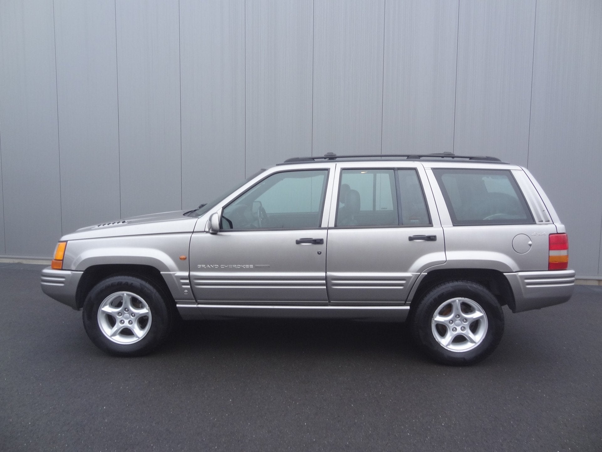 Jeep Grand Cherokee 5.9i V8 4X4 | LEDER | NL AUTO | NAP | YO, Auto's, Oldtimers, Zwart, Bedrijf, Vierwielaandrijving, 6 km/l