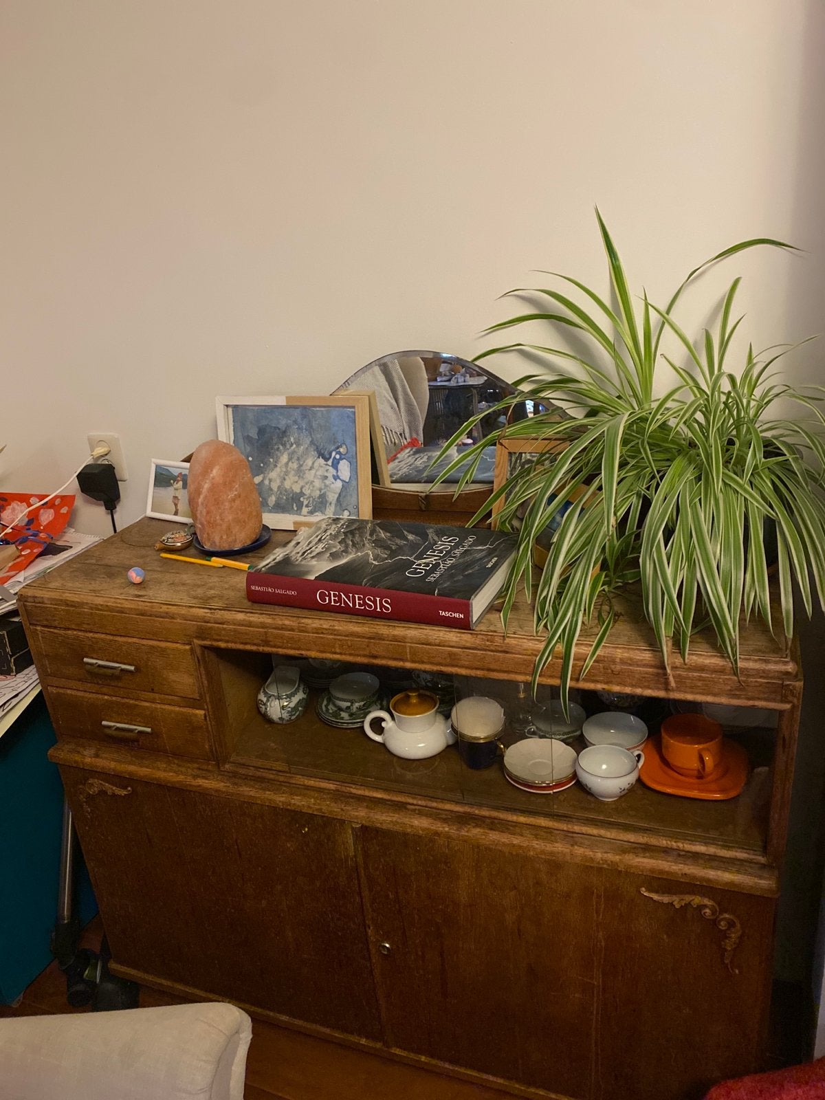 Vintage houten dressoir met vitrinekastje en lades, Antiek en Kunst, Antiek | Meubels | Kasten, Ophalen