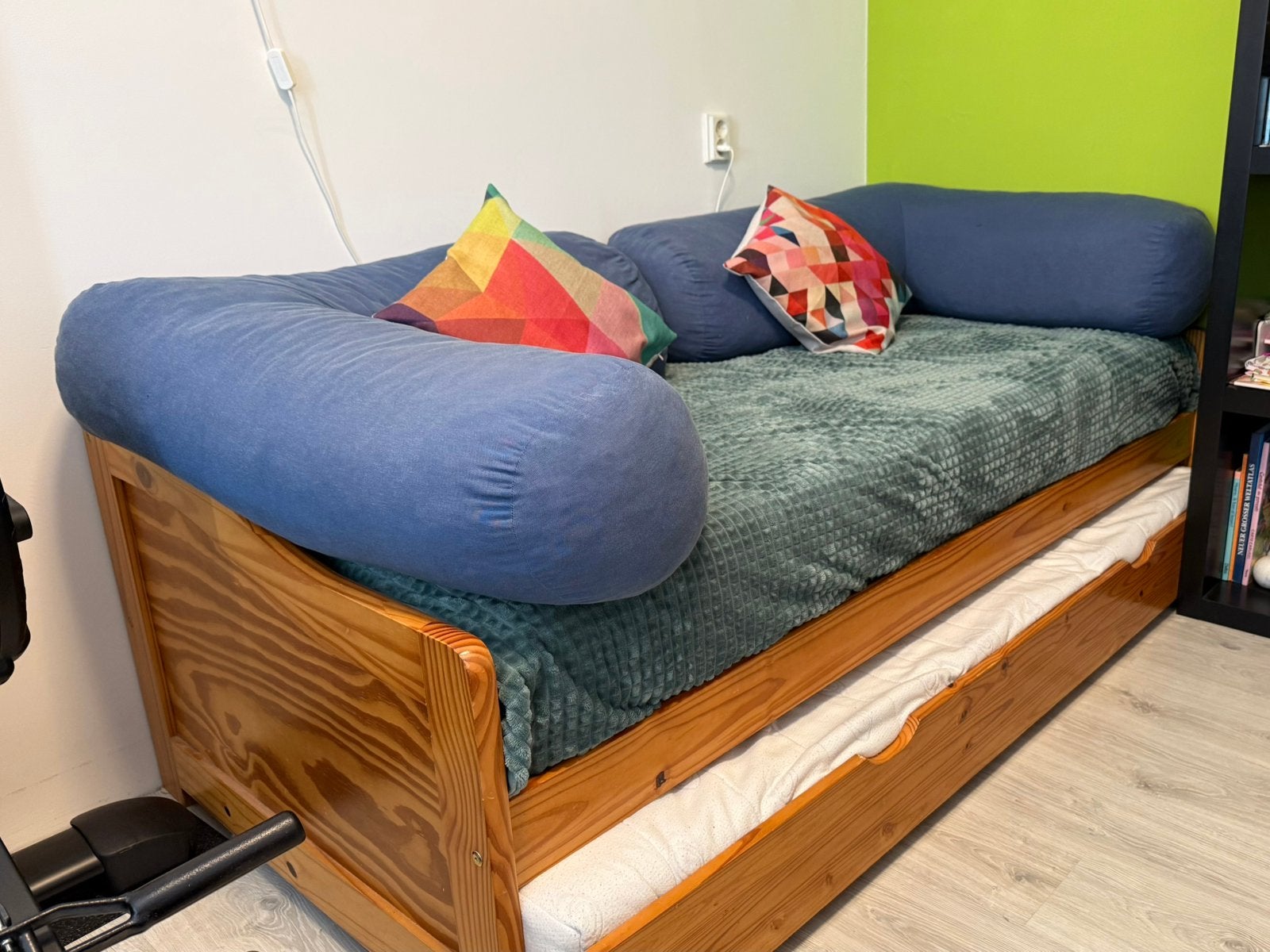 Bed met extra logeerbed, kussens, matras,lattenbodem, Ophalen, 90 cm, Eenpersoons, Zo goed als nieuw