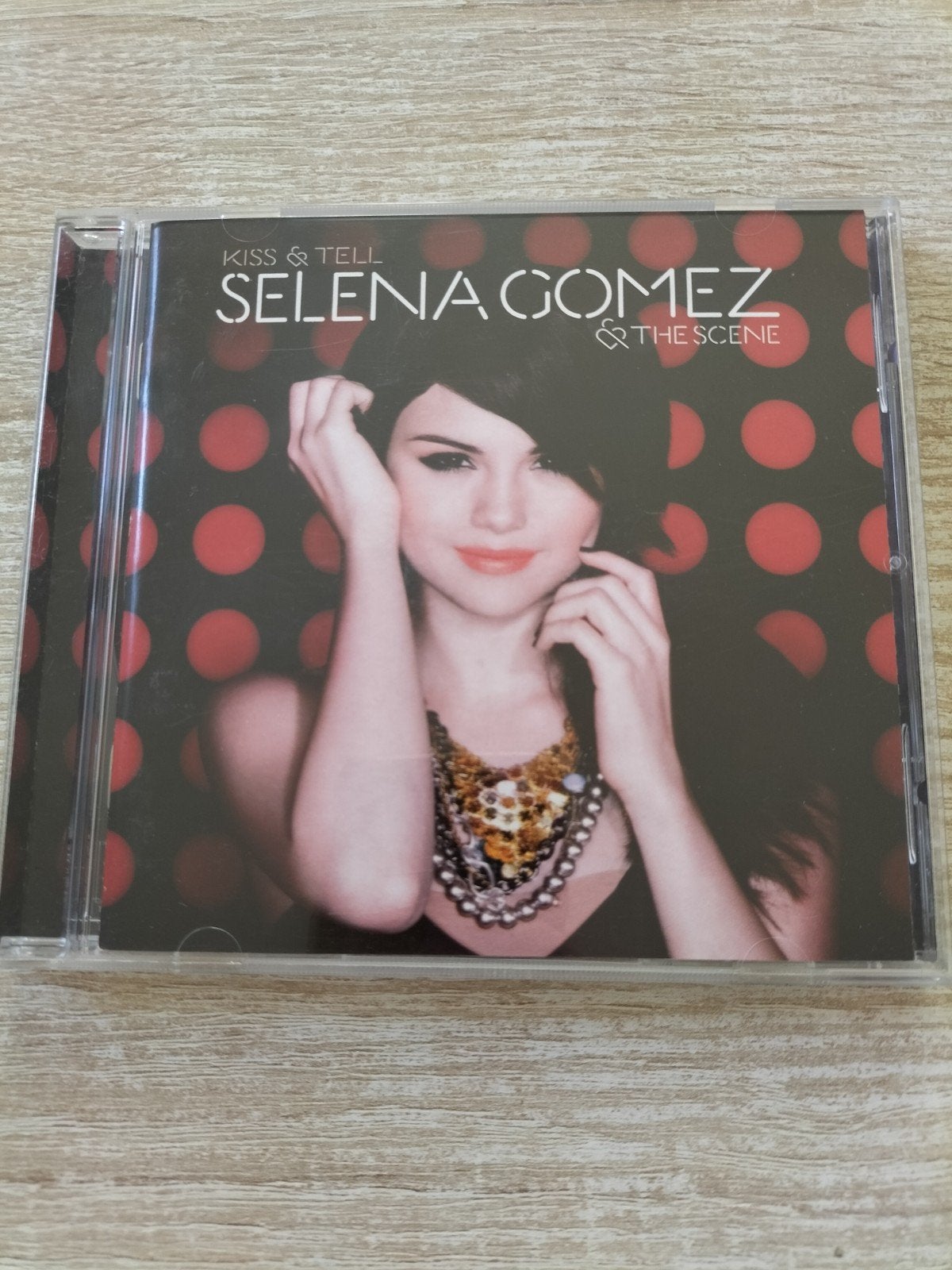 Selena Gomez - kiss & tell, Ophalen of Verzenden