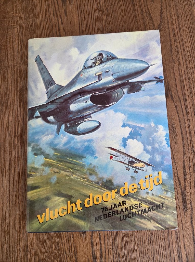 Vlucht door de tijd. 75 jaar Nederlandse luchtmacht, Ophalen of Verzenden, Zo goed als nieuw, Boek of Tijdschrift