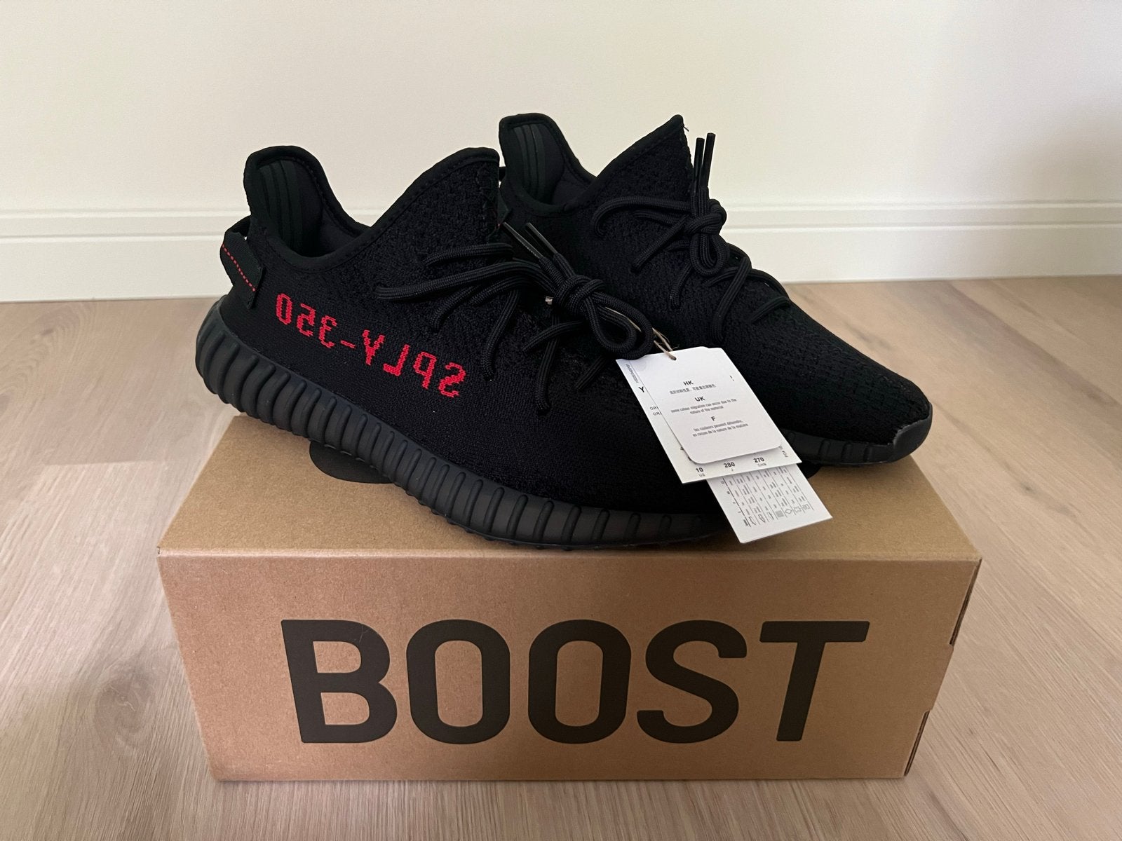 Adidas Yeezy Boost 350 V2 Core Black Red - Maat 44, Kleding | Heren, Schoenen, Ophalen of Verzenden, Nieuw, Zwart, Sneakers of Gympen