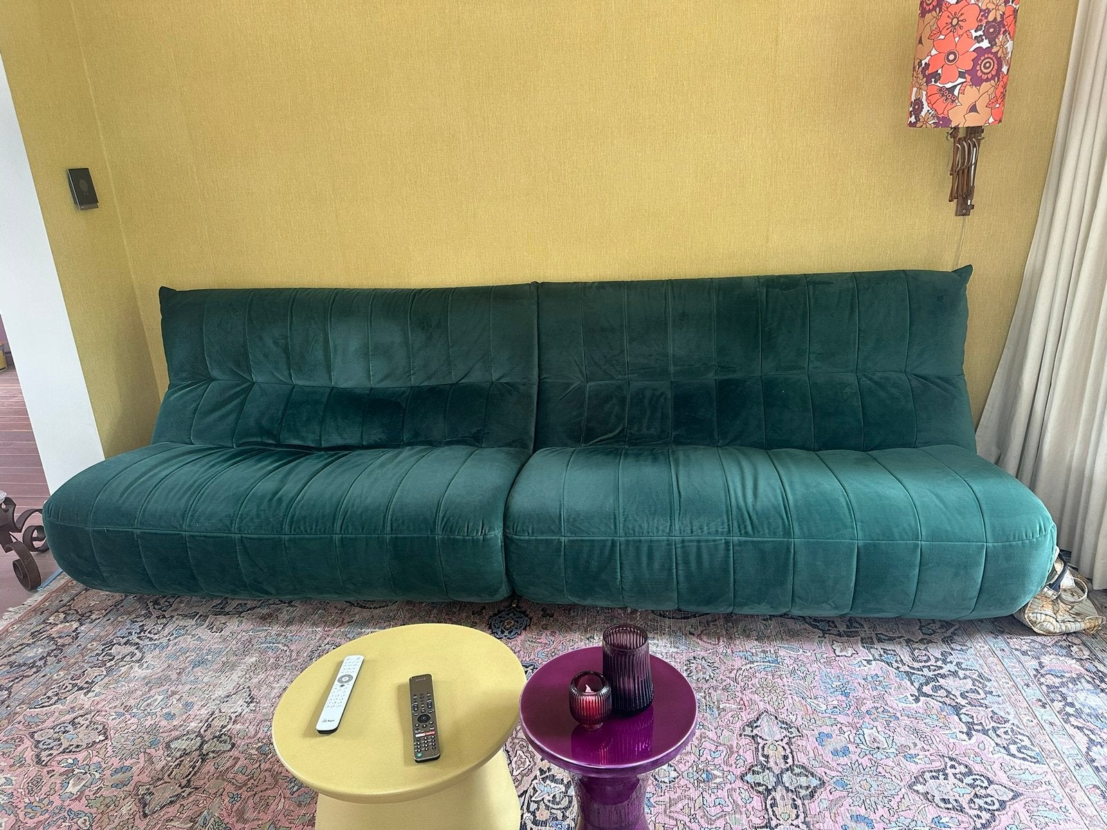 Vintage look groene velourse bank met hocker van Homestock, Ophalen, 250 tot 300 cm, Minder dan 75 cm, Zo goed als nieuw