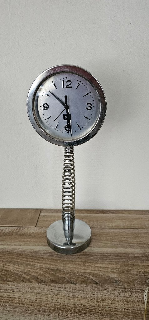 Leuke zilverkleurige tafelklok op een veer, hoogte: 40 cm., Gebruikt, Analoog, Ophalen of Verzenden, Modern