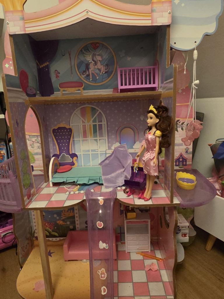 Groot poppenhuis met accessoires en poppen, Ophalen, Gebruikt, Poppenhuis