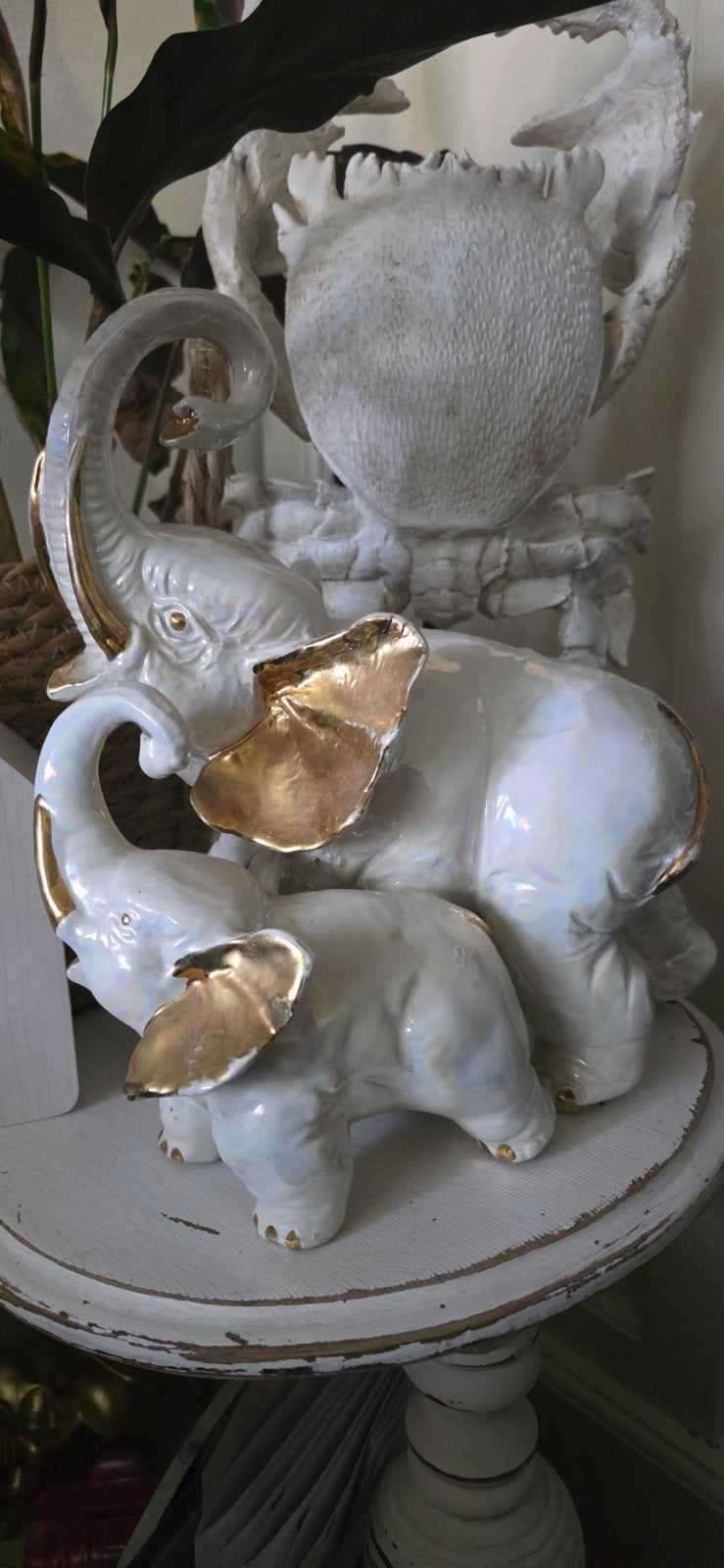 Decoratieve olifantenfamilie van keramiek met goudaccenten, Antiek en Kunst, Ophalen of Verzenden
